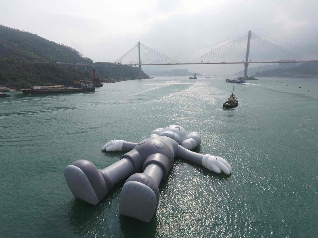 Sống ảo với KAWS - bức tượng điêu khắc mới trên cảng Hồng Kông