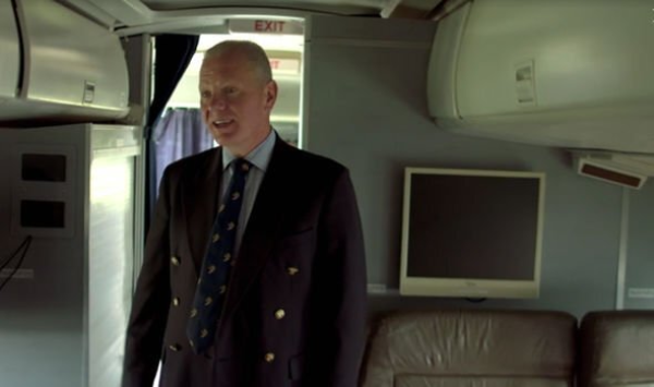 Dave Wright từng là tiếp viên riêng trên các chuyến bay phục vụ Nữ hoàng Elizabeth