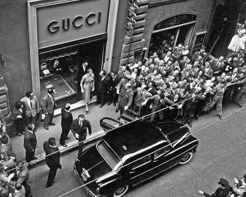 Gucci ra sản phẩm mới – kính lộn ngược và phản ứng của cư dân mạng