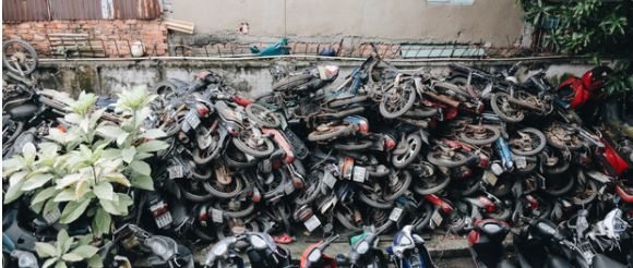 Hàng trăm xe máy gửi ở bến xe Miền Đông bị vứt bỏ