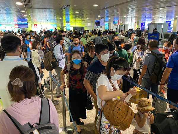 Những ngày cao điểm, ga quốc nội sân bay Tân Sơn Nhất có rất đông hành khách.
