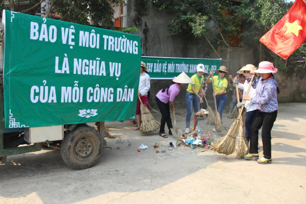 Hội chị em phụ nữ cùng chung tay quét sạch rác ở khu phố.