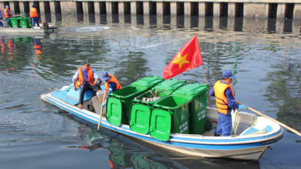 Công nhân vớt rác trên kênh Nhiêu Lộc-Thị Nghè