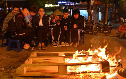 Nhiệt độ Hà Nội xuống thấp, người dân đốt lửa sưởi ấm trong đêm rét