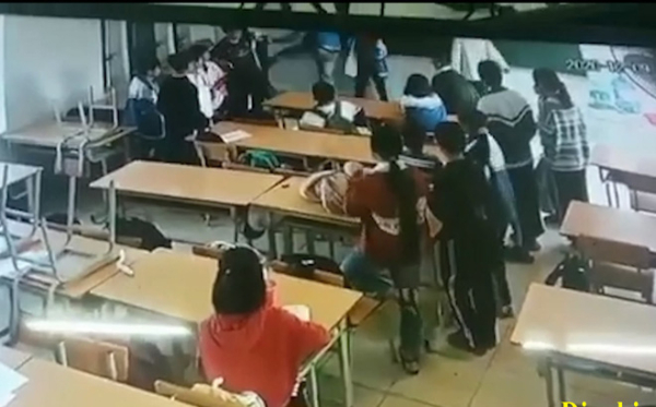 Phụ huynh xông vào lớp đánh 1 em học sinh lớp 6 tại Điện Biên