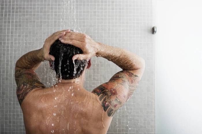 Tắm bằng cả nước nóng và lạnh cũng là cách giảm đau cơ